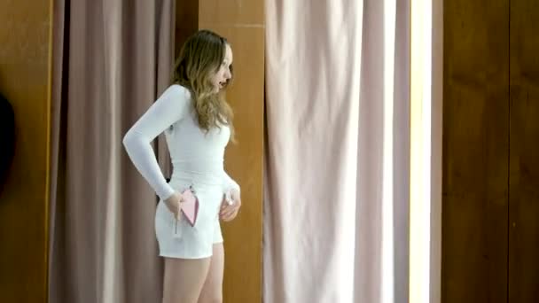 Gadis Ruang Pas Mengenakan Pakaian Olahraga Ketat Baru Dengan Ruang — Stok Video
