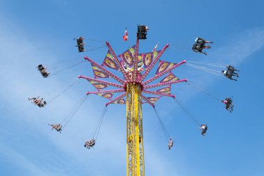 Lunaparkta salıncakta sallanan atlıkarıncaya binen insanlar atlıkarıncaların ilk halleridir. Antik Bizans 'ta vardı ve halat ve sepetlerle yapılmıştı Playland PNE Canada 09.09.2023