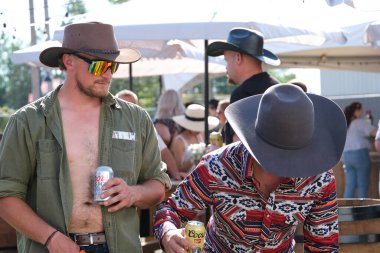 Lunaparkta salıncakta sallanan atlıkarıncaya binen insanlar atlıkarıncaların ilk halleridir. Antik Bizans 'ta vardı ve halat ve sepetlerle yapılmıştı Playland PNE Canada 09.09.2023