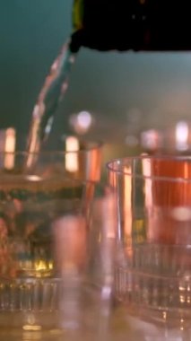 Açık büfe masa şarabı cam plastik bardaklarda hafif oyunlar, yavaş çekim video, lezzetli içecekler, ince akarsu akıntısından dökülüyor. 