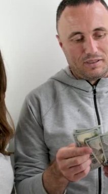 Bir ebeveyn çocuğuna cep harçlığı için para verir. Yüksek kalite 4k görüntü
