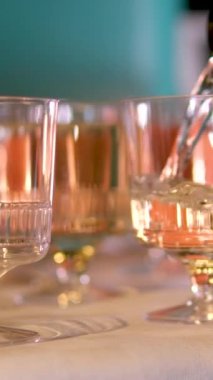 Açık büfe masa şarabı cam plastik bardaklarda hafif oyunlar, yavaş çekim video, lezzetli içecekler, ince akarsu akıntısından dökülüyor. 