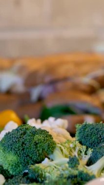 İnsanlar lüks restoranlarda açık büfe yemekleri renkli meyve ve sebzelerle yapıyorlar. Yüksek kalite 4k görüntü