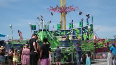 Lunaparkta salıncakta sallanan atlıkarıncaya binen insanlar atlıkarıncaların ilk halleridir. Antik Bizans 'ta vardı ve halat ve sepetlerle yapılmıştı Playland PNE Canada 09.09.2023