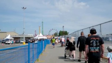 Lunaparkta salıncakta sallanan atlıkarıncaya binen insanlar atlıkarıncaların ilk halleridir. Antik Bizans 'ta vardı ve halat ve sepetlerle yapılmıştı Playland PNE Canada 09.09.2023