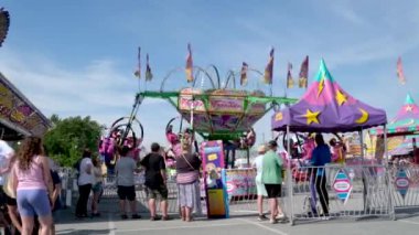 Lunaparkta salıncakta sallanan atlıkarıncaya binen insanlar atlıkarıncaların ilk halleridir. Antik Bizans 'ta vardı ve halat ve sepetlerle yapılmıştı Playland PNE Canada 09.09.2023