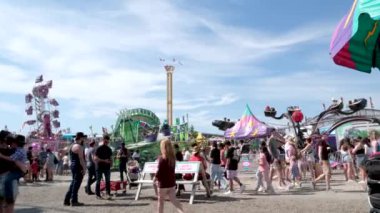 Lunaparkta salıncakta sallanan atlıkarıncaya binen insanlar atlıkarıncaların ilk halleridir. Antik Bizans 'ta vardı ve halat ve sepetlerle yapılmıştı Playland PNE Canada 09.09.2023