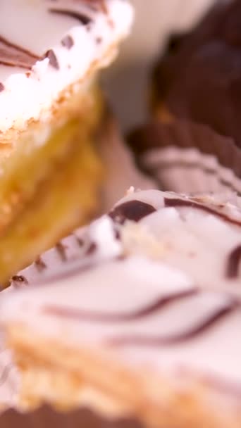 様々な種類のデザートを提供するビュッフェテーブルの上にチョコレート白粉砂糖クリームとおいしいお菓子 — ストック動画