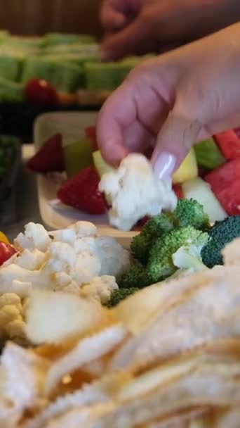 Açık Büfe Tek Kullanımlık Ahşap Tabaklar Içinde Yiyecek Topluyor Sebze — Stok video