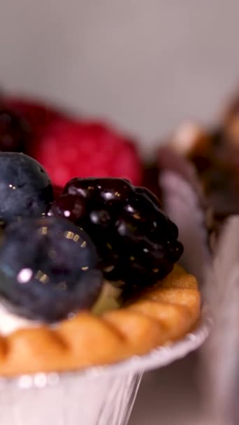 自助餐供应各种甜食 桌上放有巧克力白霜糖霜 — 图库视频影像