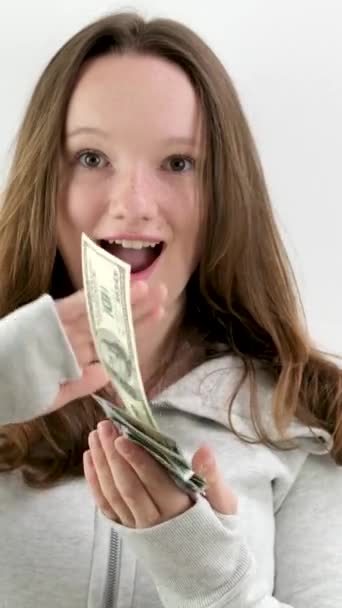 Elégedett Boldog Tizenéves Lány Szétszórja 100 Dollár Számlák Különböző Irányokba — Stock videók