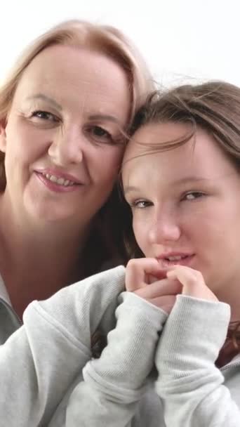 Miłość Córki Matki Przytulanie Całuje Czułość Dziewczyna Całuje Jej Matki — Wideo stockowe