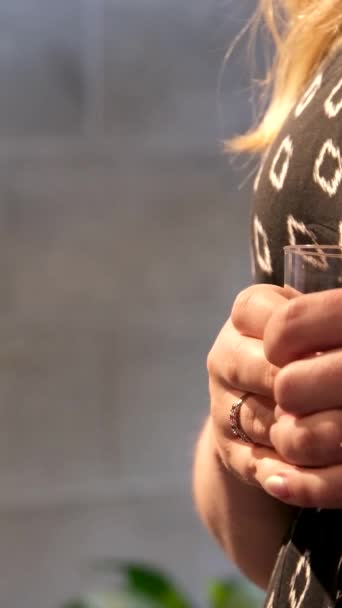 Weibliche Hände Während Des Gesprächs Mit Den Fingern Berühren Kratzen — Stockvideo