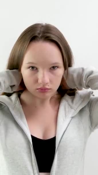 Ein Sportliches Outfit Anziehen Junges Teenager Mädchen Bereitet Sich Auf — Stockvideo