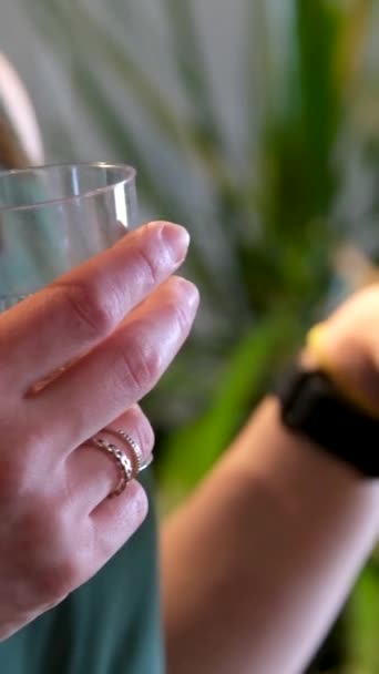 Kadın Elleri Konuşma Sırasında Işaretleriyle Işaret Eder Elinde Işaret Parmağıyla — Stok video