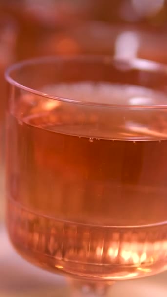 Stół Różane Wino Szklanych Plastikowych Kubkach Jednorazowego Użytku Lekkie Gry — Wideo stockowe