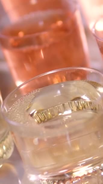 Stół Różane Wino Szklanych Plastikowych Kubkach Jednorazowego Użytku Lekkie Gry — Wideo stockowe