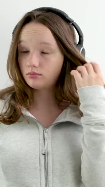 Škrábání Oči Alergická Reakce Dospívající Dívka Nosí Sluchátka Před Focení — Stock video