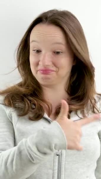 Überrascht Glückliches Mädchen Zeigt Mit Dem Finger Auf Leere Werbefläche — Stockvideo