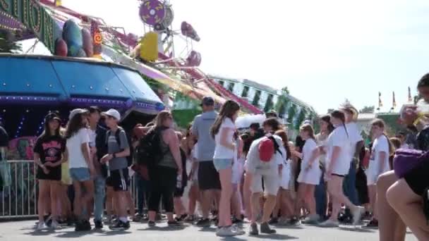 Les Gens Qui Roulent Sur Carrousel Tournant Dans Parc Attractions — Video