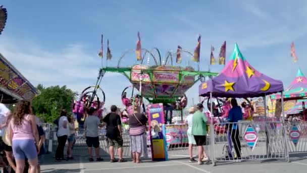 Lidé Jedoucí Točícím Houpacím Kolotoči Zábavním Parku Swing Vyjížďky Jsou — Stock video