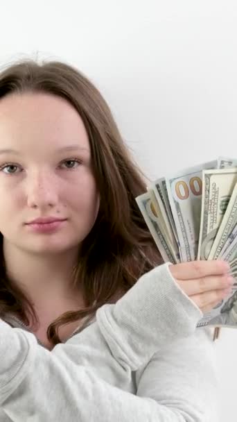 Adolescente Rica Agitando Ventilador 100 Euros Billetes 100 Dólares Pie — Vídeos de Stock
