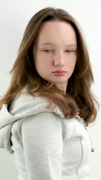 Olhar Descontente Muito Rigoroso Uma Adolescente Transformou Sua Cabeça Quadro — Vídeo de Stock