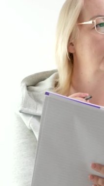 Bir gazeteci durumu gözlük takarak anlatıyor, not defterli orta yaşlı bir kadın dikkatlice çerçeveli sarı saçlara bakıyor. Parmağını kaldırdı.