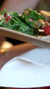 Açık büfe, tek kullanımlık ahşap tabaklar içinde yiyecek topluyor sebze, meyve tatlısı kadın eller karnabahar salatalıkları leziz şirket partileri, yeni yıl restoranı eve götürüyor. 