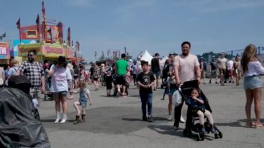 Lunaparkta salıncakta sallanan atlıkarıncaya binen insanlar atlıkarıncaların ilk halleridir. Antik Bizans 'ta vardı ve halat ve sepetlerle yapılmıştı Playland PNE Canada 09.09.2023