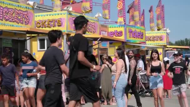 Mensen Rijden Draaiende Draaimolen Attractiepark Swing Ritten Zijn Vroegste Vormen — Stockvideo