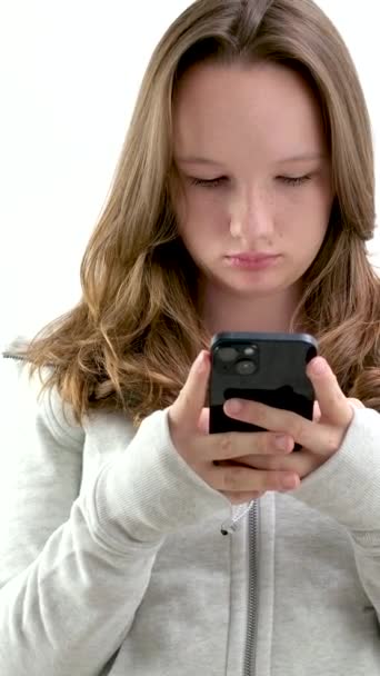 携帯電話の若い女の子のゲームは インターネットWi Fiの美しい10代の若者を使用してテキストを入力したり Smsを書くのに忙しいです 友人のソーシャルネットワークとの通信 ガジェットで忙しい — ストック動画