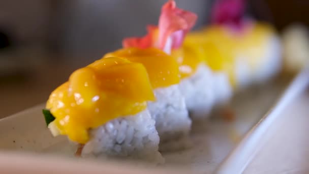 Detailní Záběr Mango Sushi Bílém Hliněném Talíři Izolované Bílém Pozadí — Stock video