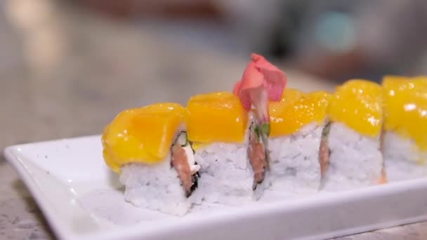 Gros Plan Sushi Mangue Sur Plaque Argile Blanche Isolé Fond — Video