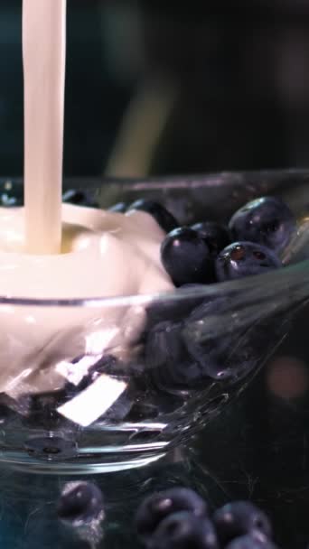 Yogurt Dengan Blueberry Dan Mint Latar Belakang Krim Cairan Lezat — Stok Video