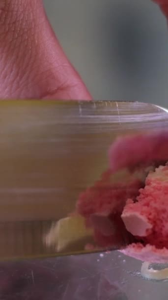 Kvinnliga Händer Och Kniv Närbild Ett Glasbord Skära Fransk Dessert — Stockvideo