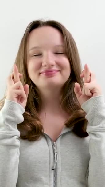 Ein Junges Teenagermädchen Erlebt Wunderbare Erwartungen Drückt Beiden Händen Zwei — Stockvideo