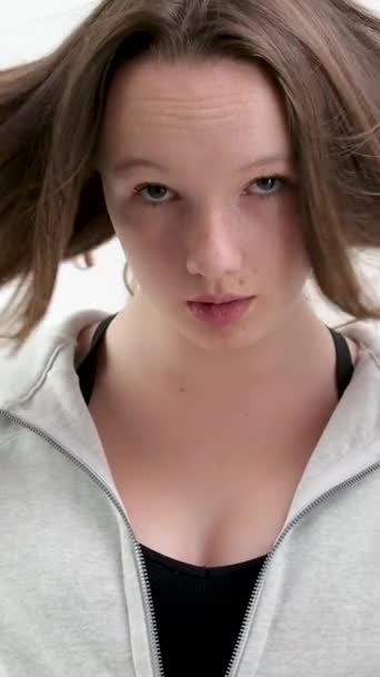 Zadbane Brązowe Włosy Piękna Młoda Dziewczyna Dorastanie Macha Głową Powolny — Wideo stockowe