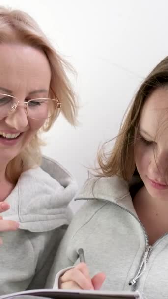 Mamma Och Dotter Gör Läxor Kvinna Bär Glasögon Ung Tonåring — Stockvideo