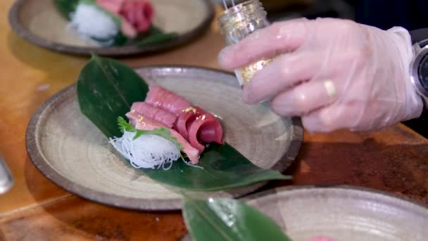 Thunfisch Fischfleisch Mit Reisvermicelli Auf Blech Mit Soße Bestreut Mit — Stockvideo