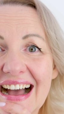 Şaşırmış kız suratı. Şok olmuş kadın yüz ifadesini kapat. Beyaz arka planda kadın duyguları. Şaşırtıcı manken yüzü. Şok kız ifadesi. Yüksek kalite 4k görüntü