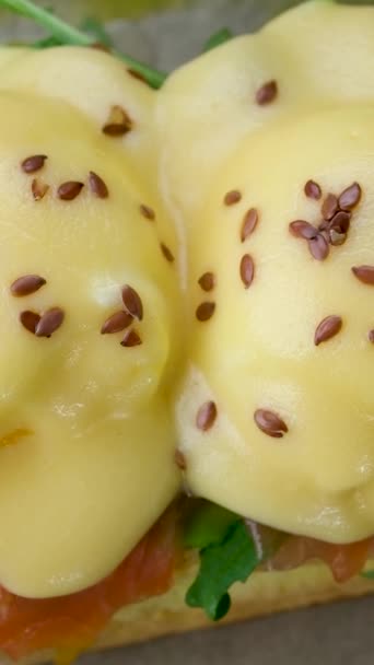 Хлебные Тосты Яйца Пашот Мякоть Авокадо Горох Микрозелень Свежие Овощи — стоковое видео