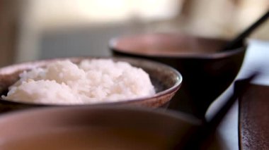  Miso çorbası öncelikli olarak miso macunu, dashi çorbası ve sebze, yosun gibi ilave malzemelerden yapılan geleneksel Japon çorbasıdır. Ve tofu.