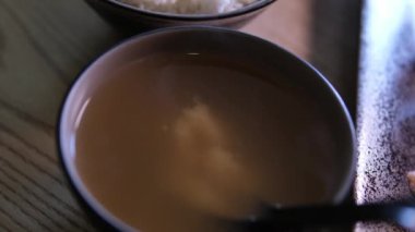  Miso çorbası öncelikli olarak miso macunu, dashi çorbası ve sebze, yosun gibi ilave malzemelerden yapılan geleneksel Japon çorbasıdır. Ve tofu.