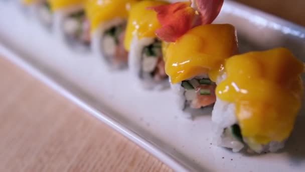 Primer Plano Sushi Mango Plato Arcilla Blanca Aislado Fondo Blanco — Vídeo de stock