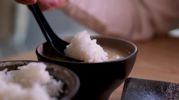 수프는 페이스트 해초와 재료로 만들어진 전통적인 일본식 수프입니다 그리고 — 비디오