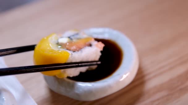 クローズアップ マンゴー寿司は白い粘土板にセットしました 白い背景マンゴーとクリームチーズの寿司の風味で隔離された高品質の4K映像 — ストック動画