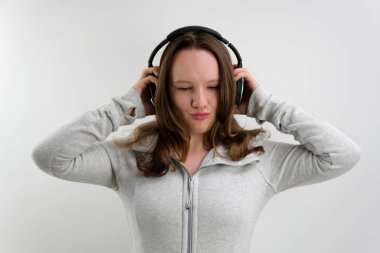 Dans et, mutlu ol ve stüdyodaki kadının yüzü arka planda izole olsun. Dans etmek, gülümsemek ve Afrikalı kadın portresi taşımak, özgürlük veya dansçı kutlaması, hareket ve iyi haberi kutlamak.