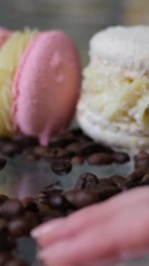 Siyah camla izole edilmiş dört adet pembe ve sarı kremalı pasta grubu. Yüksek kalite fotoğraf