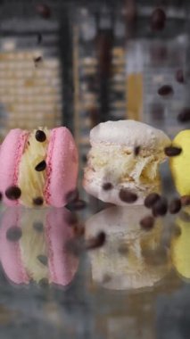 Kahve çekirdeklerini cam masaya serpmek Fransız usulü kurabiyelerin önünde güzel kokulu kahvaltı. Evin arka planındaki metin yeri için güzel arkaplan büyük şehrin koyu renk duvar kağıdı